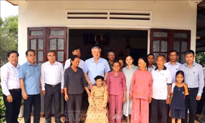 Chánh án Tòa án nhân dân tối cao Nguyễn Hòa Bình thăm, tặng quà gia đình chính sách tại Quảng Nam