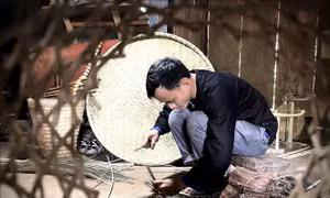 Thanh niên người Mông gìn giữ nghề đan lát truyền thống 