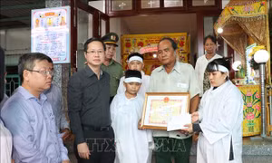 Vụ cháy tiệm sửa xe ở Bình Thuận: Khen thưởng hành động dũng cảm quên mình cứu người