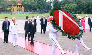 Tổng thống Liên bang Nga Vladimir Putin vào Lăng viếng Chủ tịch Hồ Chí Minh