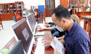 Đẩy mạnh phân cấp thủ tục hành chính và cắt giảm, đơn giản hóa thủ tục hành chính nội bộ