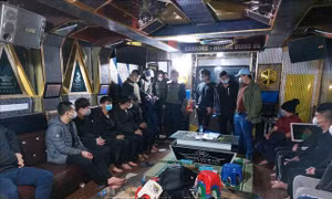Bắt quả tang sới bạc tại tầng hầm quán karaoke