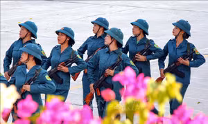 Những 'bông hồng' trên thao trường nắng, gió