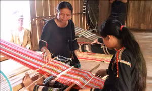 'Giữ lửa' nghề dệt thổ cẩm truyền thống của dân tộc Êđê