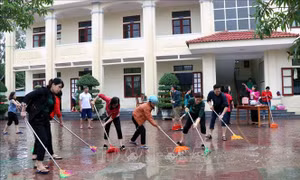 Khẩn trương vệ sinh trường lớp sau lũ, đón học sinh đi học trở lại
