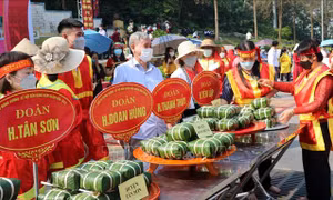 Sôi nổi Hội thi gói, nấu bánh chưng, giã bánh giầy mừng Giỗ Tổ Hùng Vương