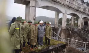Bộ trưởng Lê Minh Hoan kiểm tra công tác chống bão số 3 tại Quảng Ninh