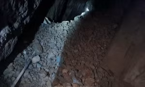 Bắt quả tang nhóm đối tượng khai thác một tấn quặng vàng trái phép