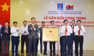 Gắn biển công trình dầu khí chào mừng Đại hội 
