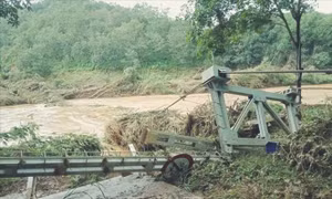 Lũ cuốn trôi 2 cầu treo dân sinh ở Bình Phước, 3 người bị mắc kẹt 