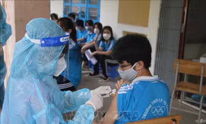 Trà Vinh: Tiêm vaccine phòng COVID-19 cho trên 43.200 học sinh 