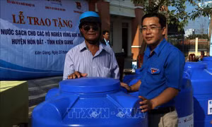 Tặng bồn chứa nước cho đồng bào Khmer nghèo vùng hạn mặn Kiên Giang