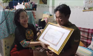 Khen thưởng đột xuất 2 hiệp sĩ bị thương vong khi truy bắt tội phạm