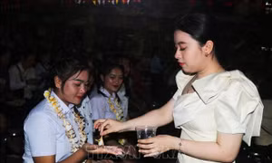 Lưu học sinh Lào rộn ràng đón Tết cổ truyền Bunpimay trên đất Cố đô