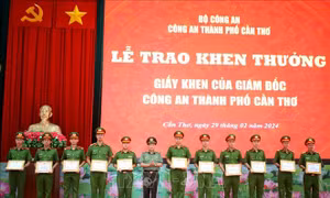Khen thưởng tập thể, cá nhân có thành tích xuất sắc trong vụ chữa cháy garage ô tô tại Cần Thơ
