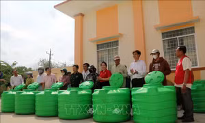 Tặng bồn chứa, máy lọc nước cho người dân khó khăn vùng ven biển