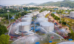 Diễn tập phương án chữa cháy quy mô lớn tại kho xăng 