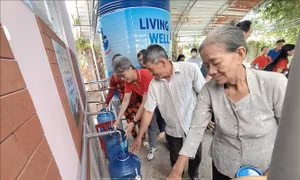 Bàn giao hệ thống lọc nước cho người dân vùng hạn mặn