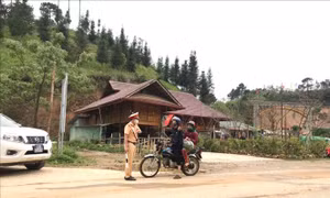 Người dân thôn Pín Tủng nghiêm túc phòng, chống dịch COVID-19