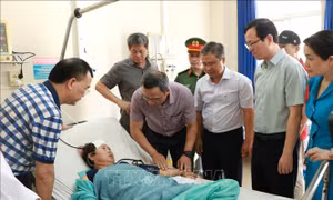 Vụ lật xe khách tại Khánh Hòa: Thăm hỏi, động viên những người bị thương