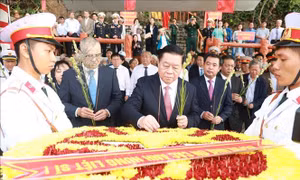 Trưởng Ban Tuyên giáo Trung ương Nguyễn Trọng Nghĩa dâng hương tại bến Tàu Không số Vũng Rô