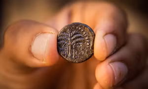 Israel phát hiện đồng tiền cổ bằng đồng 1.900 năm tuổi tại Jerusalem