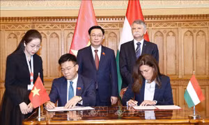 Bộ trưởng Tư pháp Việt Nam và Bộ trưởng Tư pháp Hungary ký chương trình hợp tác