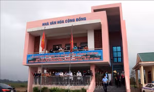 Bàn giao nhà văn hóa cộng đồng và nhà ở vùng lũ cho hộ khó khăn ở Hà Tĩnh