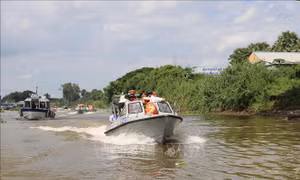 Phó Thủ tướng Trần Lưu Quang kiểm tra công tác phòng, chống buôn lậu trên tuyến biên giới An Giang
