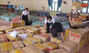 Thầy cô đi bộ 5 km mang hàng cứu trợ về trường 
