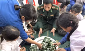 Lễ hội gói bánh chưng đầm ấm cho học sinh vùng biên