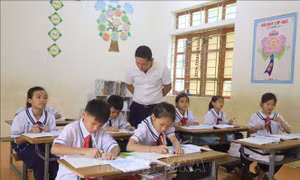Bám bản mang con chữ đến vùng lõi đại ngàn Pù Huống