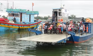 Phà tự hành đến xã đảo Tam Hải ở Quảng Nam hoạt động trở lại
