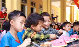 Ấm lòng 'Cơm trên bản' tại Yên Bái