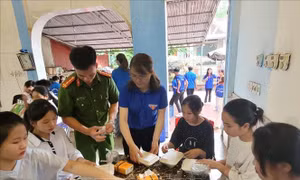 Những suất cơm miễn phí cho thí sinh có hoàn cảnh khó khăn