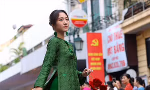Trình diễn áo dài 'Sắc thu Hà Nội' trên phố Tràng Tiền