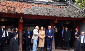Tổng thống Đức Frank-Walter Steinmeier tham quan Văn Miếu, dạo phố Hà Nội