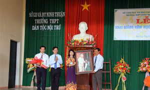 Đồng chí Võ Văn Thưởng đánh trống khai giảng tại Trường THPT Dân tộc nội trú tỉnh Ninh Thuận