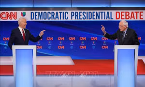 Các ứng cử viên đảng Dân chủ chỉ trích Tổng thống Donald Trump về cách xử lý dịch COVID-19