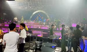 'Đột kích' quán bar ở Trảng Bom, phát hiện nhiều đối tượng dương tính ma túy
