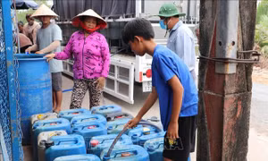 Huy động các nguồn lực cấp nước sinh hoạt cho nhân dân vùng thiên tai