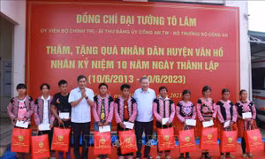 Bộ trưởng Bộ Công an thăm, tặng quà tại huyện Vân Hồ, tỉnh Sơn La