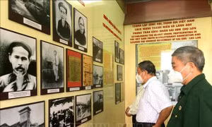 Lãnh đạo TP Hồ Chi Minh dâng hương tưởng nhớ Chủ tịch Tôn Đức Thắng
