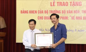 Đoàn làm phim 'Về nhà đi con' nhận bằng khen của Bộ trưởng Bộ Văn hóa, Thể thao và Du lịch