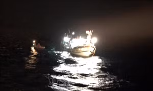 Tàu quốc tịch Panama cứu hai ngư dân Việt Nam trôi dạt trên biển