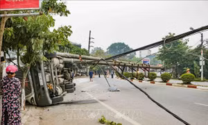 Xe rơ moóc lật ngang làm gãy cột điện ở Điện Biên, giao thông ách tắc