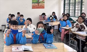 Một học sinh dùng tiền tiết kiệm mua 700 đôi tất tặng các bạn vùng biên giới
