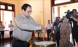 Thủ tướng Phạm Minh Chính dâng hương tưởng niệm Chủ tịch Hội đồng Bộ trưởng Phạm Hùng và Thủ tướng Võ Văn Kiệt