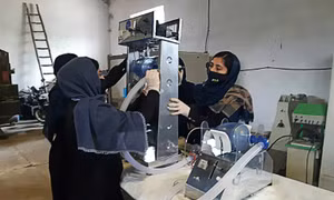 Nhóm nữ sinh Afghanistan chế tạo máy thở từ các bộ phận xe ô tô cũ