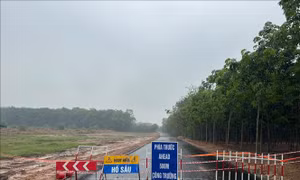 Sạt lở, sụt lún đường gây tai nạn giao thông, hai người bị thương